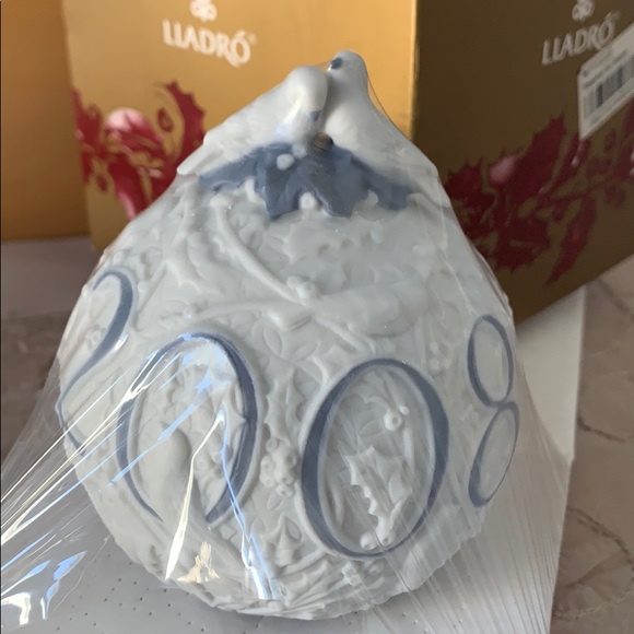 NEW .. Lladro Annual Ball Ornament 2008
